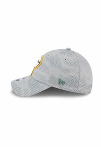 Casquette de baseball texturée gris clair avec une visière légèrement courbée, logo d'équipe jaune et blanc à l'avant, et petit logo de marque vert sur le panneau latéral.