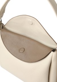 Gestructureerde handtas van zacht crèmekleurig leer met een gestructureerde bruine klep. Voorzien van een knoopsluiting en een gladde binnenvoering.