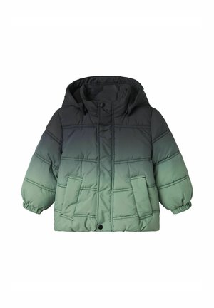 Veste rembourrée verte et noire dégradée avec capuche, dotée de deux poches avant et de poignets élastiques, fabriquée à partir d'un matériau lisse et rembourré.
