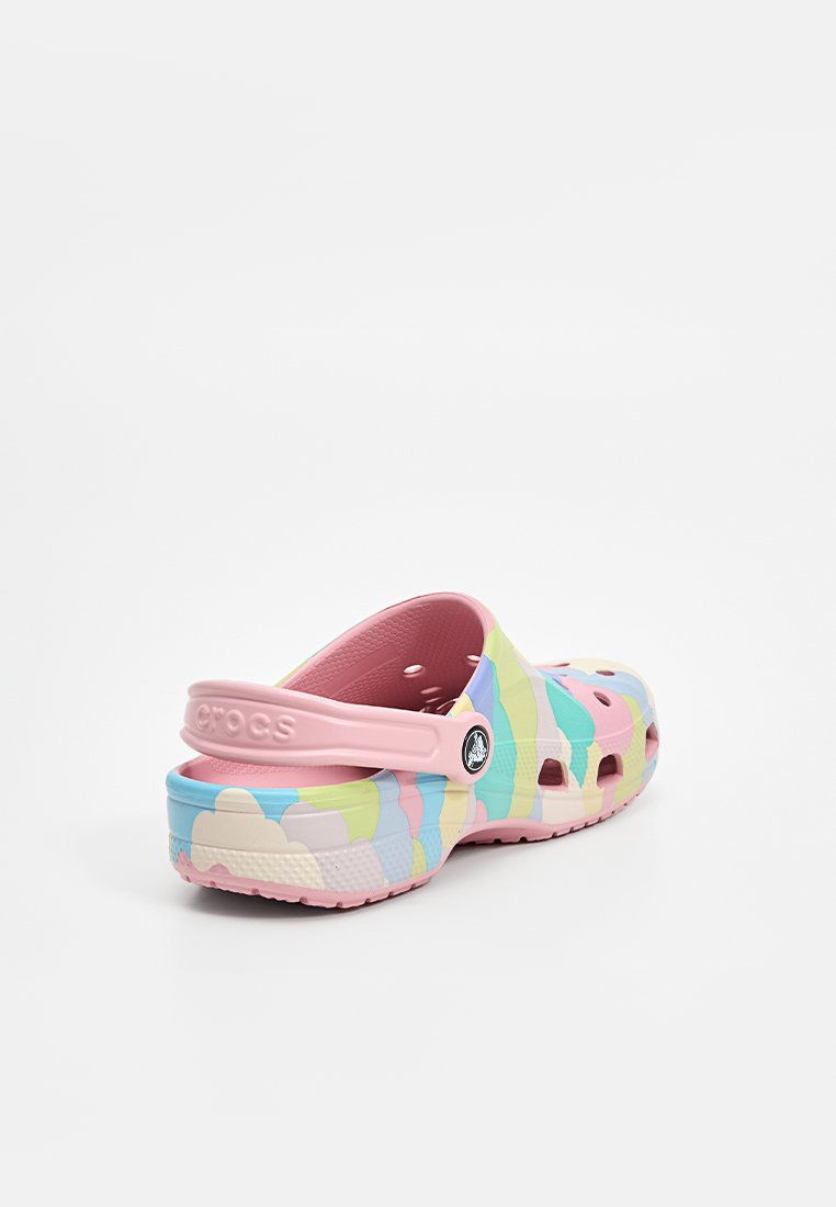 Ciabatte Crocs multicolori con un motivo rosa e azzurro pastello, realizzate in materiale flessibile con fori di ventilazione e un cinturino sul retro per maggiore sicurezza.