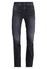 Jeans de mezclilla azul oscuro con corte recto, cinco bolsillos y cierre con botón. Desgastado sutil y detalles de tejido texturizado.