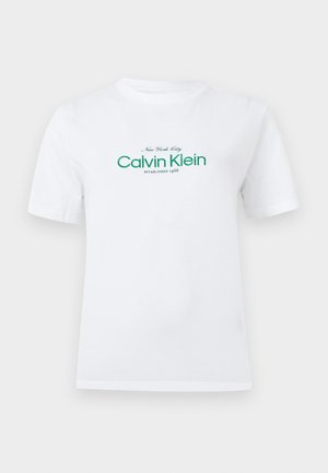 Weißes T-Shirt mit kurzen Ärmeln und grünem Aufdruck "Calvin Klein New York City Established 1968" auf der Brust.