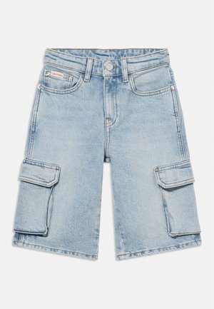 Világoskék farmer cargo rövidnadrág elöl gombbal, övbújtatókkal, két oldalsó fedeles zsebbel, és a jobb zsebnél egy kis Calvin Klein logós címkével.