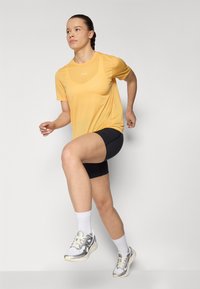 Salomon SHKOUT CORE TEE - Sports T-shirt - warm apricot