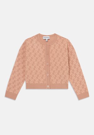 Šviesiai rožinė trumpa kardiganas su pakartotiniu logotipo raštu, apvaliu kaklu ir penkiomis sagomis priekyje; raštuoti manžetai ir apatinė dalis.