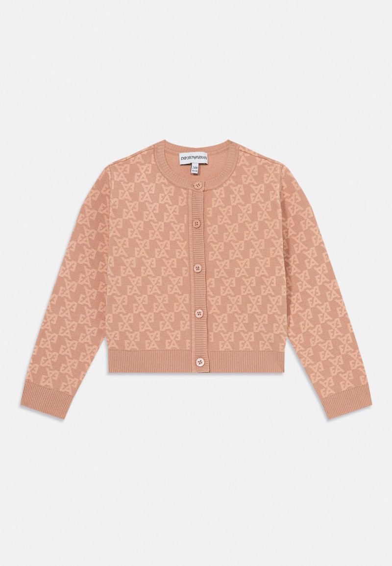 Cardigan curto rosa claro com padrão de logótipos repetido, decote redondo e cinco botões à frente; punhos e bainha canelados.