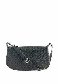 Geflochtene schwarze Leder-Crossbody-Tasche mit geschwungener Form, verstellbarem Riemen und silberfarbenen Hardware-Akzenten. Verfügt über einen Reißverschluss.