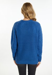 Maglione blu lavorato a maglia con design a trecce testurizzato sulle maniche e sul corpo, dotato di scollatura a girocollo e orlo a costine.