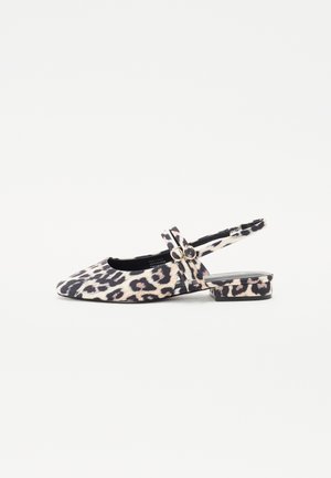 Chaussures slingback à bout pointu, fabriquées en tissu avec un imprimé léopard noir et beige, et un petit talon carré.