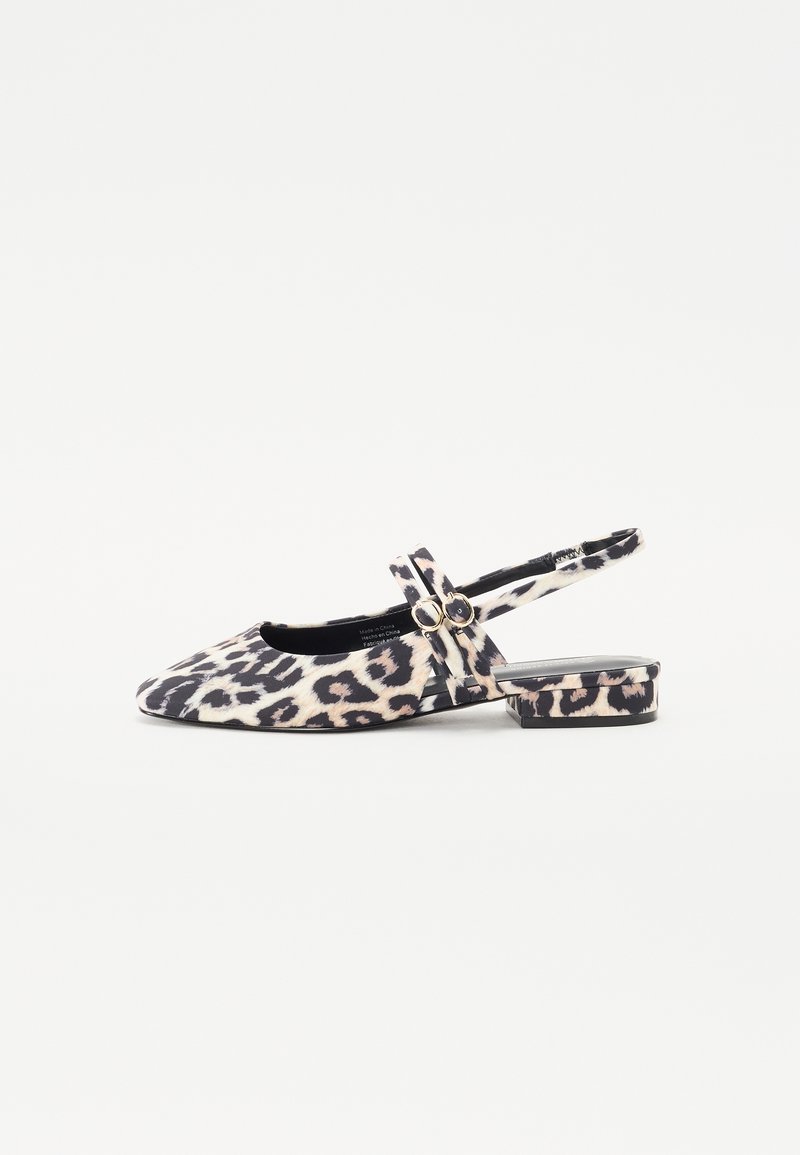 Chaussures slingback à bout pointu, fabriquées en tissu avec un imprimé léopard noir et beige, et un petit talon carré.