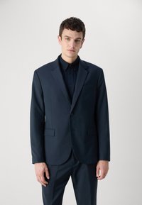 Giacca da uomo blu navy con revers a lancia, chiusura a un bottone e due tasche laterali, realizzata in un tessuto liscio e sartoriale.