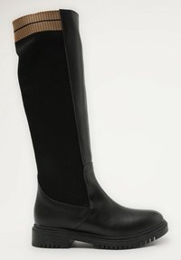 Stivale in pelle nera al ginocchio con tomaia in maglia testurizzata, caratterizzato da un accento a strisce marroni in cima e una suola in gomma spessa per una migliore aderenza.