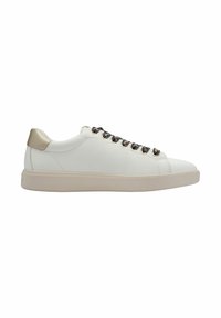 Sneaker bianca in pelle con tallone beige e occhielli colorati. Suola in gomma a profilo basso, texture liscia e design minimalista.