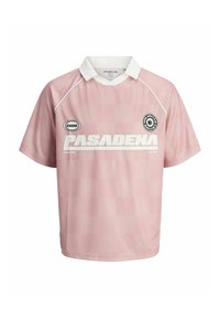 Jersey rosa de manga corta hecho de una tela ligera. Presenta un cuello blanco, un patrón a cuadros y un audaz logo "PASADENA" en blanco.