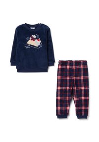 Conjunto de pijama de polar azul marino con camiseta de manga larga que presenta un ratón en un trineo y pantalones de cuadros rojos con puños en azul marino. Textura suave y acogedora.