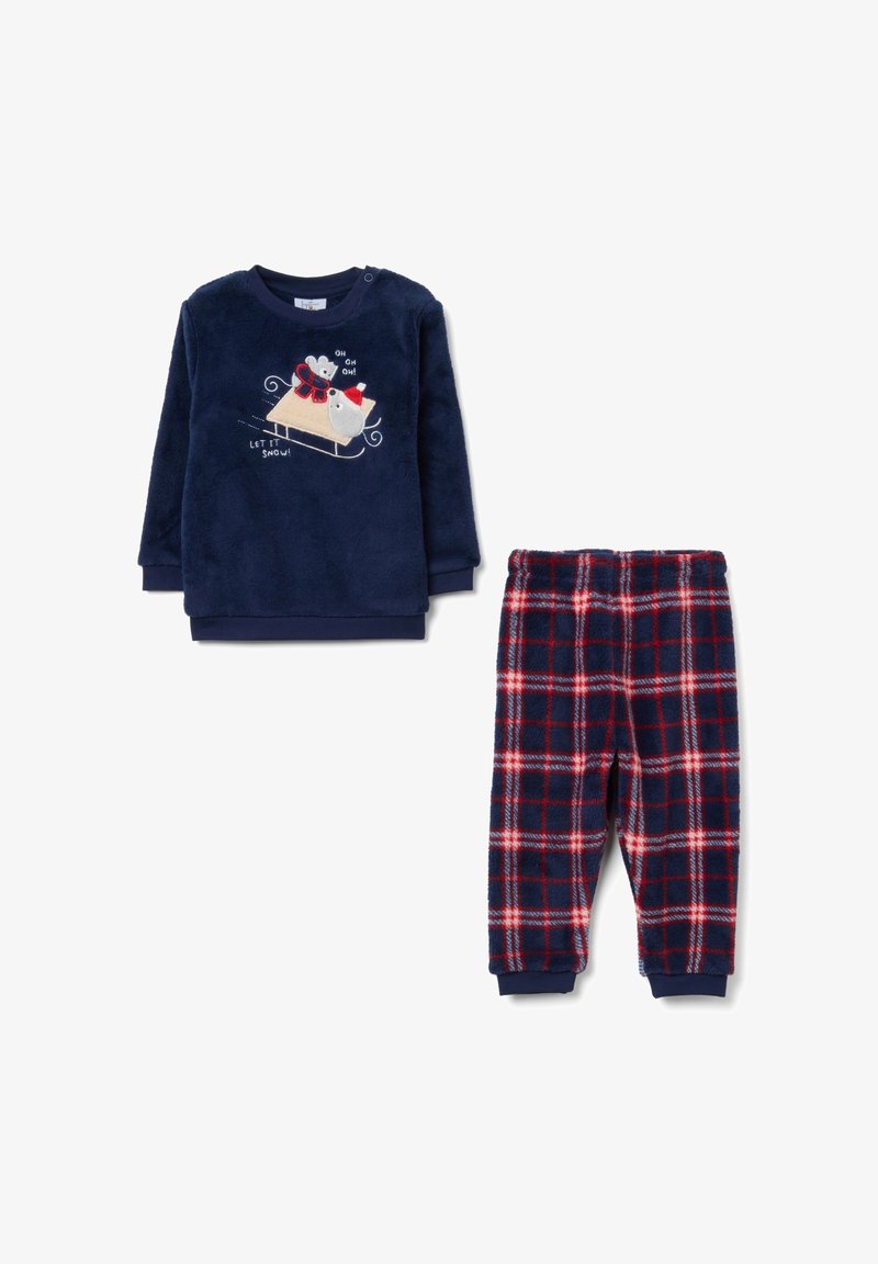 Conjunto de pijama de polar azul marino con camiseta de manga larga que presenta un ratón en un trineo y pantalones de cuadros rojos con puños en azul marino. Textura suave y acogedora.