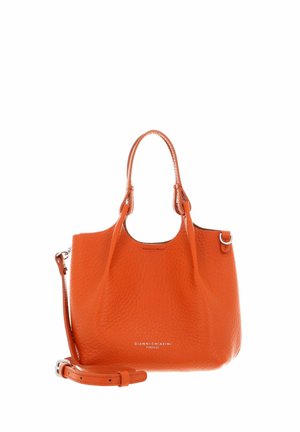 Sac à main en cuir orange avec une finition texturée, deux poignées et une bandoulière amovible. Affiche un logo sur le devant.
