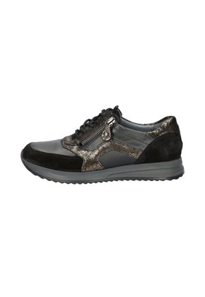 Basket décontractée noire et grise avec lacets à l’avant, fermeture éclair latérale et accents métalliques à motifs sur la semelle et la tige.