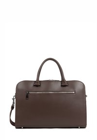 Malette en cuir marron avec poignées doubles, poche zippée à l'avant et bandoulière amovible sur fond blanc.