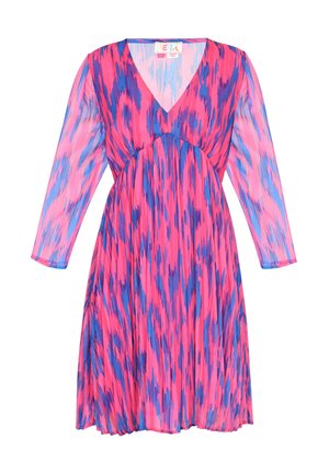 Šarena haljina s V-izrezom, dugim prozirnim rukavima i naboranim suknjom. Tkanina ima upečatljiv uzorak u boji ciklama i plave ikat.