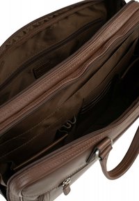 Brązowa skórzana torba z wieloma wnętrzami, zamknięcie na zamek błyskawiczny oraz teksturowana powierzchnia. Posiada solidny uchwyt i elegancki design.