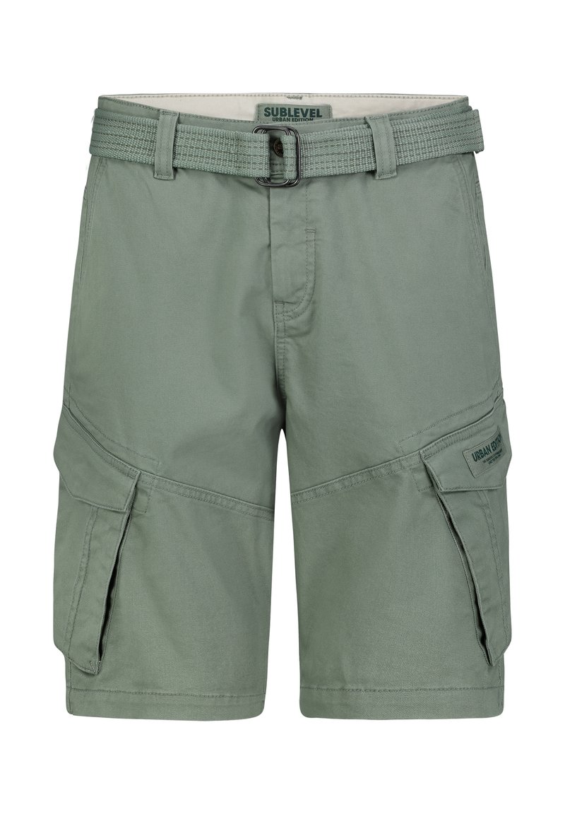 Grüne Cargo-Shorts aus leichtem Material, mit einem strukturierten Gürtel, Seitentaschen und dezentem Kontrastnähte.
