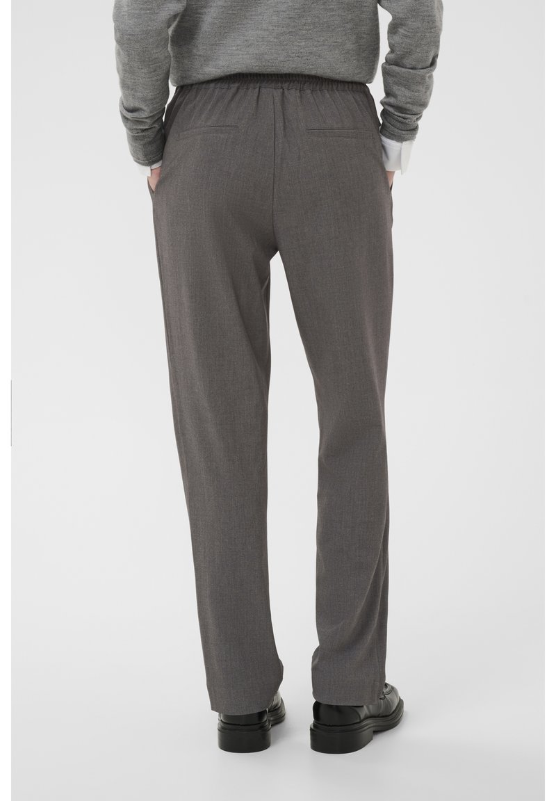Grijze, geweven broeken met een relaxte pasvorm. Voorzien van een elastische tailleband en twee achterzakken. Soepele textuur met een subtiel patroon.