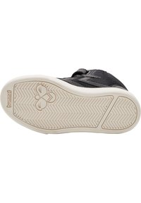 Scarpa sportiva nera con tomaia testurizzata, dotata di una striscia con chiusura a velcro. Suola in gomma bianca con motivo a spina di pesce e logo.