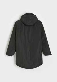 Czarna izolowana kurtka z kapturem, charakteryzująca się gładką, błyszczącą teksturą i dłuższym tylnym brzegiem. Luźny krój z przedłużonymi rękawami i bez widocznych elementów metalowych.