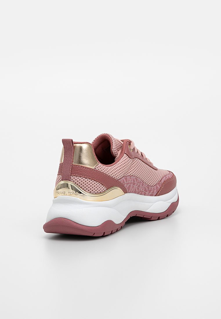 Zapatillas de malla rosa con detalles en dorado, suela exterior blanca acolchada, superposición texturizada y un cuello acolchado para mayor comodidad. Presenta un diseño de cordones.