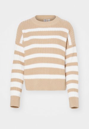 Suéter de punto a rayas beige y blanco con textura acanalada, cuello redondo y mangas cortas. Material suave, corte holgado, diseño casual.