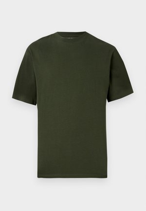 Khaki roheline puuvillane t-särk lühikeste varrukatega, ümar kaelus ja sile tekstuur. Lihtne disain, ilma nähtavate mustrite või aktsentideta.