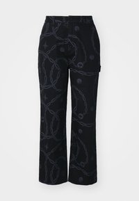 Pantaloni neri a gamba larga realizzati in tessuto con un motivo a catena scura e dettagli con emblemi rotondi. Chiusura con bottone e tasche laterali incluse.