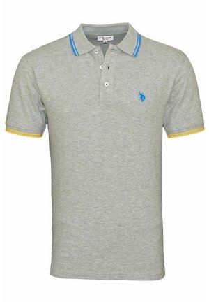 Grijs katoenen poloshirt met blauwe gestreepte kraag en gele bies aan de mouwen. Voorzien van een blauw logo op de linkerborst en drie knopen bij de hals.