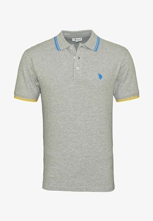 Polo gris en coton avec col à rayures bleues et bordure jaune aux manches. Présente un logo bleu sur la poitrine gauche et trois boutons au niveau du col.