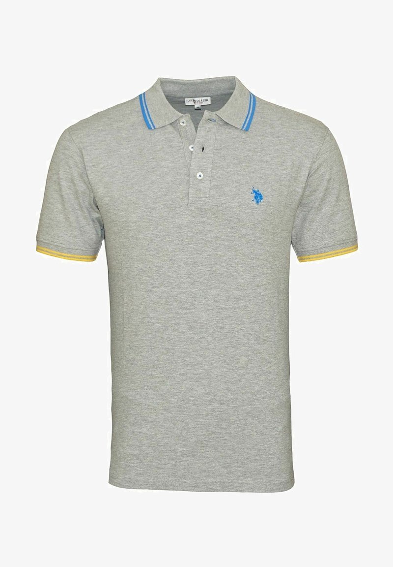 Polo gris en coton avec col à rayures bleues et bordure jaune aux manches. Présente un logo bleu sur la poitrine gauche et trois boutons au niveau du col.