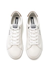 Zapatillas de cuero blanco con una textura suave, presentan un diseño sencillo, cordones blancos y un acento marrón en el talón. Logo negro en la lengüeta.