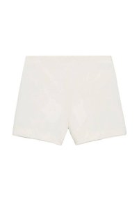 Shorts blancs en tissu léger, avec une coupe droite et des lignes épurées, sans ornements ni motifs visibles.