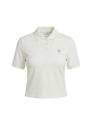Polo blanco recortado con mangas cortas, tapeta de tres botones y pequeño logo negro en forma de triángulo en el pecho izquierdo de Guess.