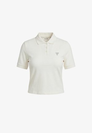 Polo blanc court avec manches courtes, patte de boutonnage à trois boutons et petit logo triangulaire noir sur la poitrine gauche, par Guess.