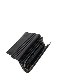 Portafoglio in pelle nera con numerosi scomparti per carte, una tasca con zip e una fodera interna testurizzata con un motivo decorativo.