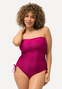 Maillot de bain une pièce fuchsia sans bretelles avec un motif texturé et des liens latéraux pour un ajustement. Il se distingue par son design froncé et son tissu lisse.
