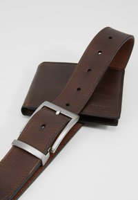 Fossil GIFT SET - Portemonnee - dark brown