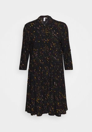 Schwarzes Kleid mit dreiviertelÄrmeln, das ein buntes abstraktes Muster, eine durchgehende Knopfleiste, eine geraffte Taille und einen fließenden Saum aufweist.