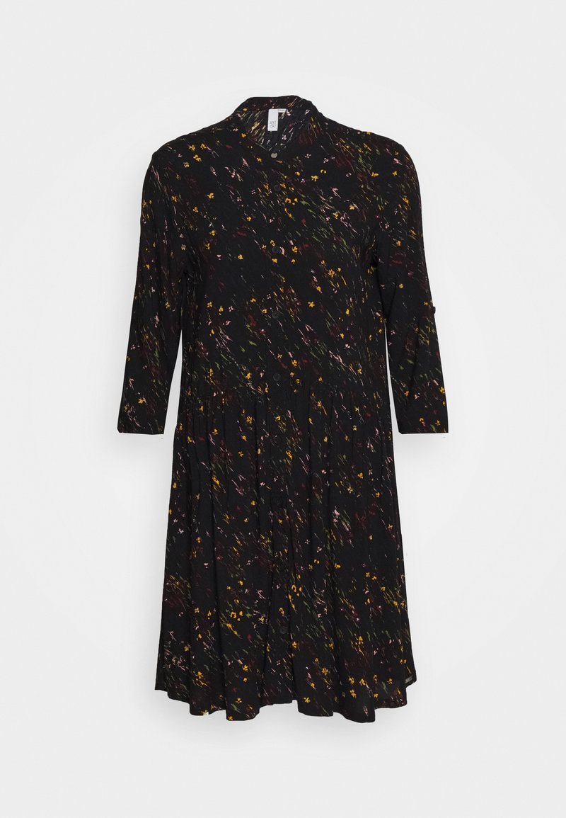 Czarna sukienka z rękawami o długości trzy czwarte, ozdobiona kolorowym abstrakcyjnym wzorem, z zapięciem na guziki z przodu, marszczonym pasem i zwiewnym dołem.