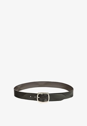 Černý kožený pásek s hladkým povrchem, vybavený čtvercovou stříbrnou sponou a několika otvory pro nastavení velikosti. Jednoduchý a funkční design.