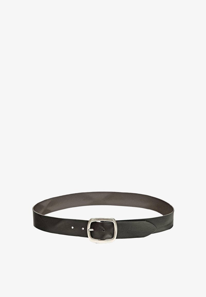 Černý kožený opasek s hladkým povrchem, vybavený čtvercovou sponou ve stříbrném odstínu a několika úpravami otvorů podél pásu.