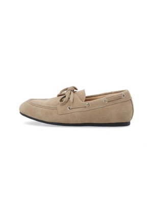 Beige suedes mokasiner med rund tå, snøredetalj og sølvøyelter, med en flat svart gummisåle.