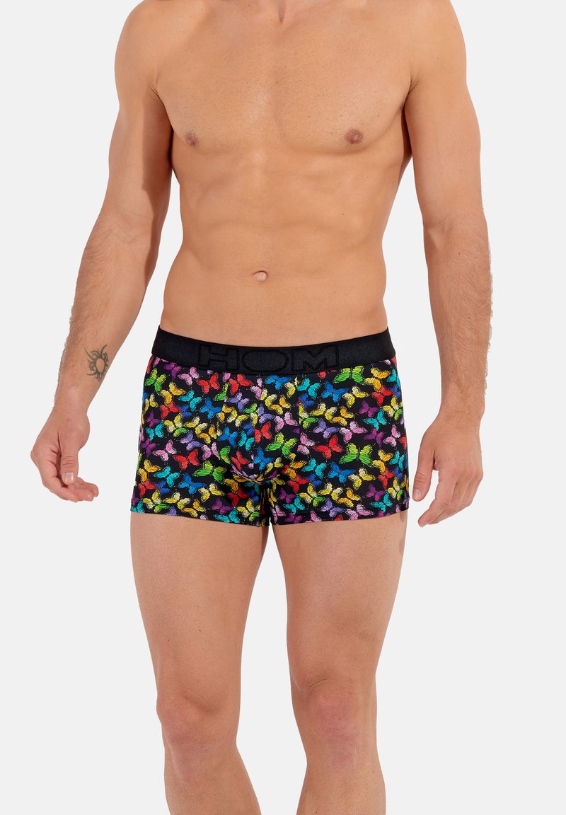 Färgglada herrboxershorts med ett flerfärgat fjärilsprint på en svart bakgrund, med ett brett svart midjeband som visar varumärkesnamnet.
