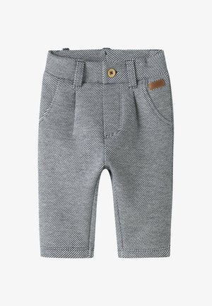 Graue und weiße gestreifte Kinderhose mit Knopfverschluss, Gürtelschlaufen, Vordertaschen und einem kleinen braunen Markenpatch auf der rechten Tasche.